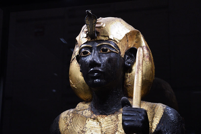 57 MAK_7171.jpg - Erano due di colore nero a simboleggiare la resurrezione di Osiride e il limo del Nilo, poste all’ingresso come guardiani della tomba.